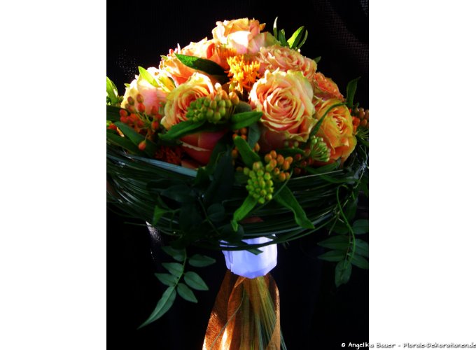 Rund gebundener Brautstrauß in orange-apricot mit Rosen (von vorn).