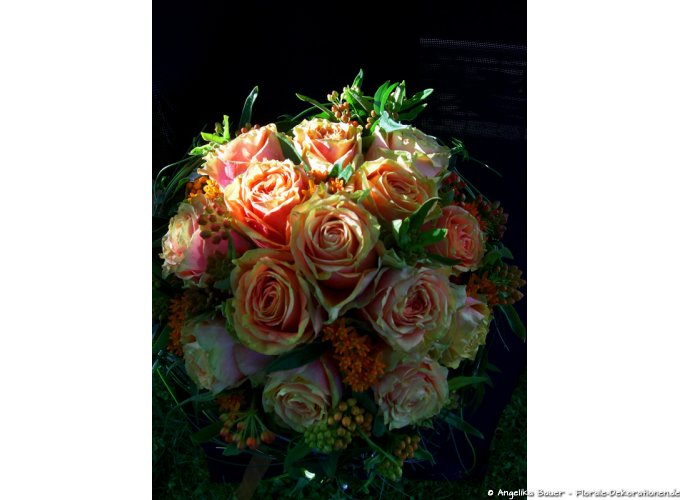 Rund gebundener Brautstrauß in orange-apricot mit Rosen (von oben).