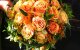 Rund gebundener Brautstrauß in orange-apricot mit Rosen.